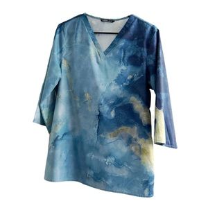 Noracora, Sized Medium, Blue & Yellow colored shirt